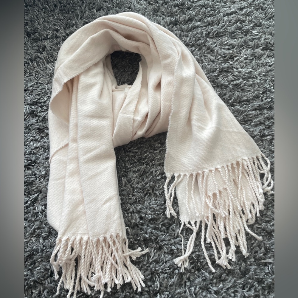 BRANDY MELVILLE Tassel Scarf in Soft Pink